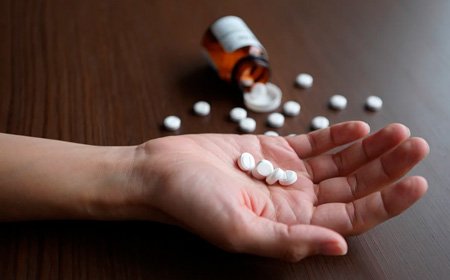 На руке лежат таблетки